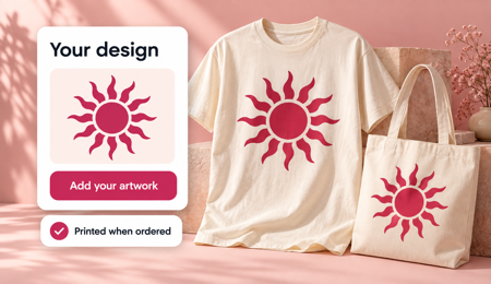 Un motif de soleil personnalisé appliqué sur un T-shirt et un tote bag, imprimé à la commande.