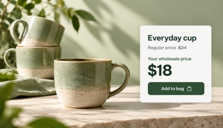 Une tasse en céramique affichant les prix standard et les prix de gros pour les clients éligibles.